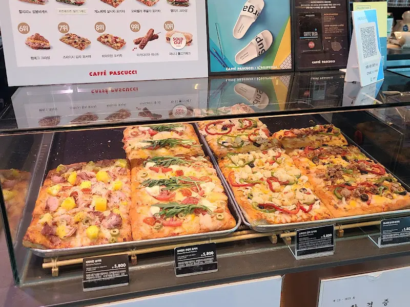 파스쿠찌 계룡DT점 쇼케이스에 진열된 다양한 피자 메뉴