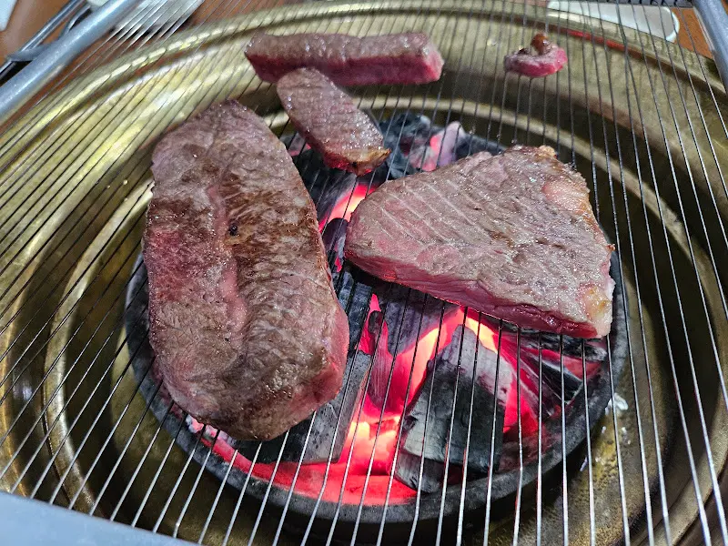 숯불 위에 구워지는 한우