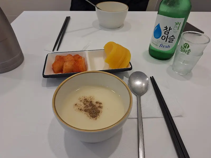 테이블 위에 놓인 컵과 반찬