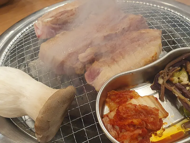 숯불에 구워지는 삼겹살