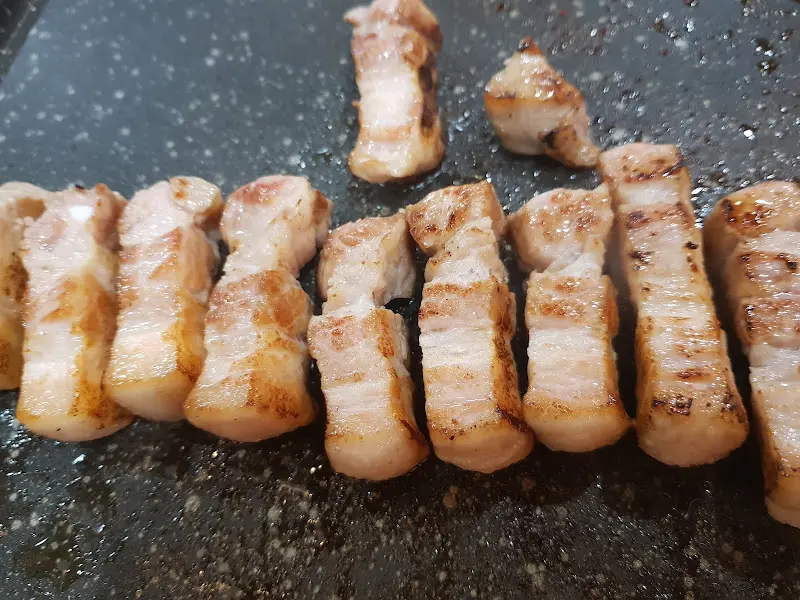 노릇하게 구워진 삼겹살