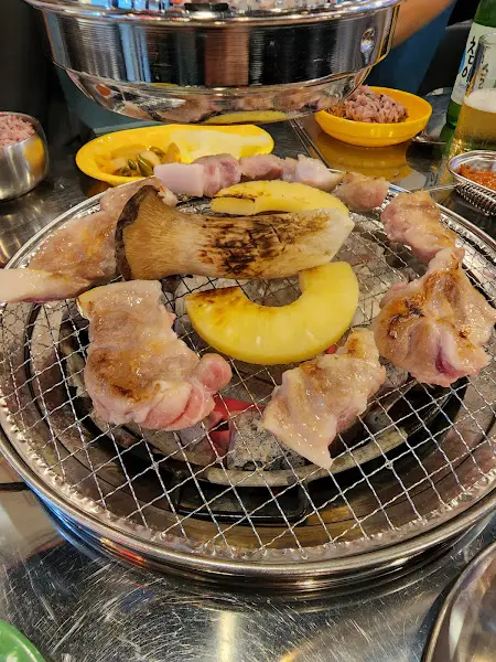 불판 위 삼겹살과 버섯