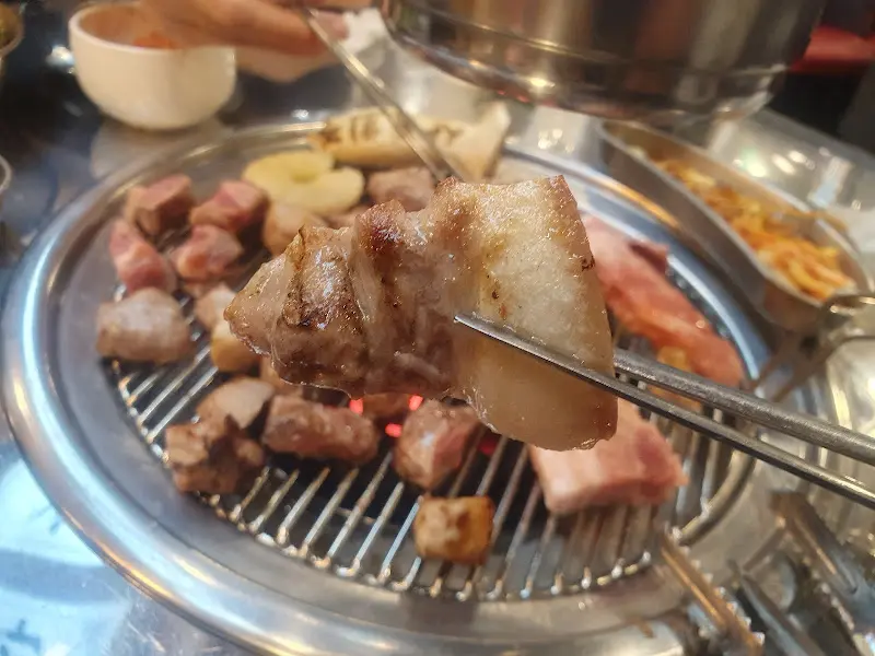 노릇하게 익어가는 삼겹살