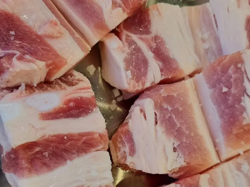 두툼한 삼겹살 단면