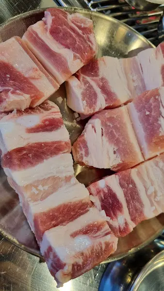 불판에 올려지기 전 삼겹살