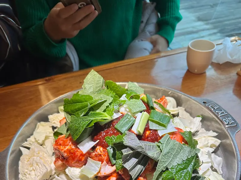 싱싱한 채소가 듬뿍 올려진 닭갈비