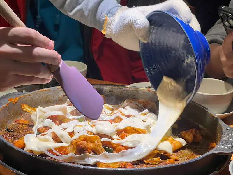 치즈를 듬뿍 올린 닭갈비