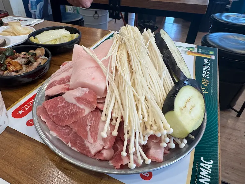 신선한 삼겹살과 목살