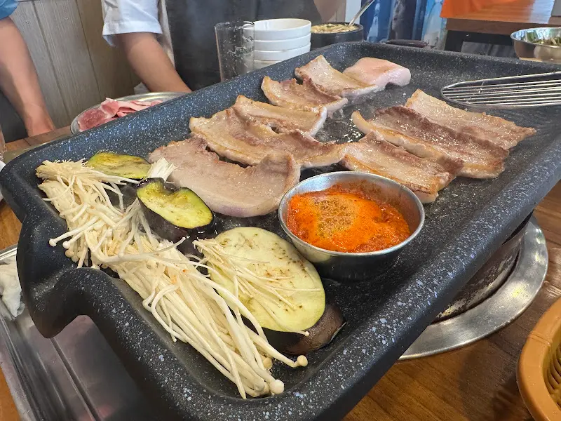 불판 위 삼겹살