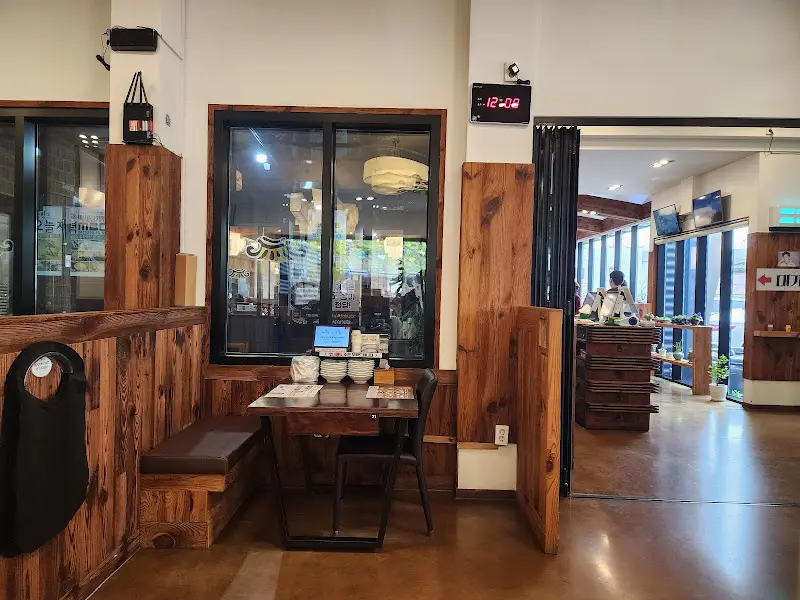 넓고 깔끔한 백세삼계탕 본점 내부