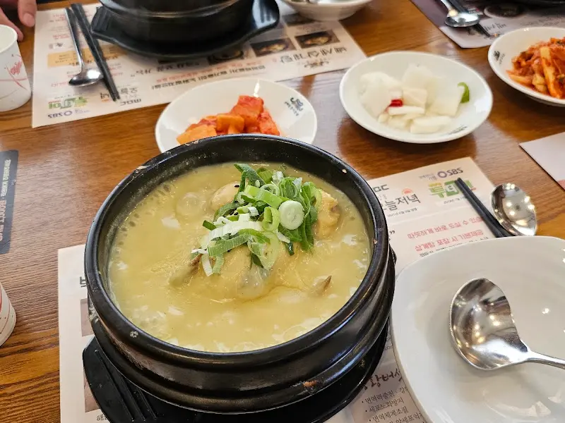 뽀얀 국물이 인상적인 상황삼계탕