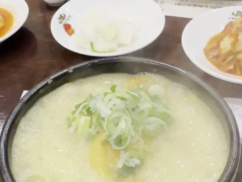 매콤한 양념이 돋보이는 낙지볶음