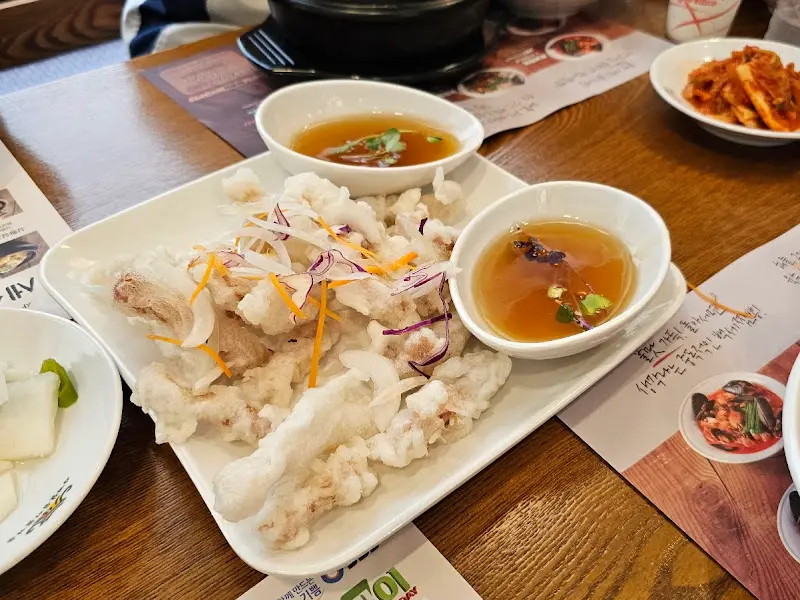 탕수육과 삼계탕이 함께 나오는 모습