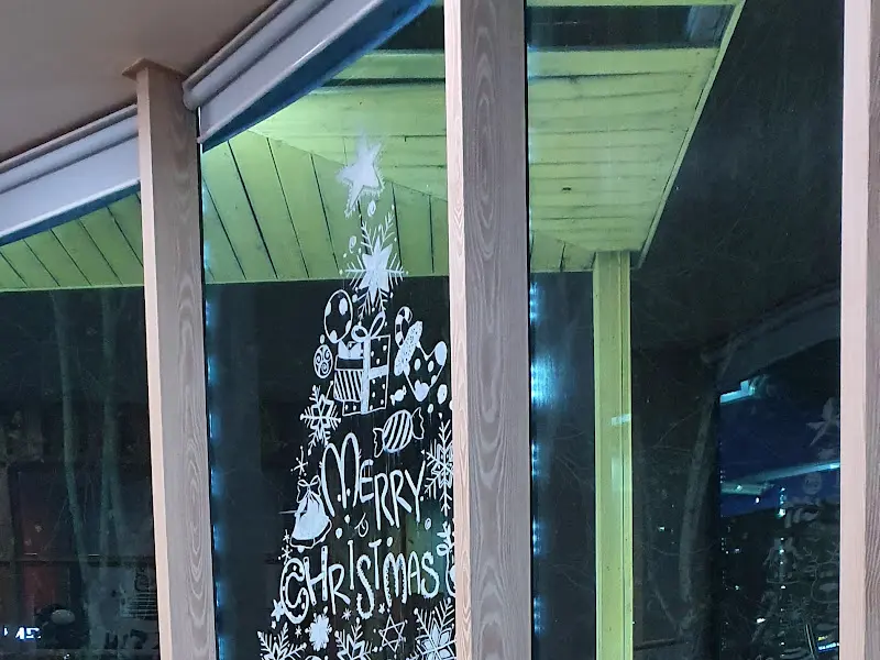 유리창에 그려진 크리스마스 장식