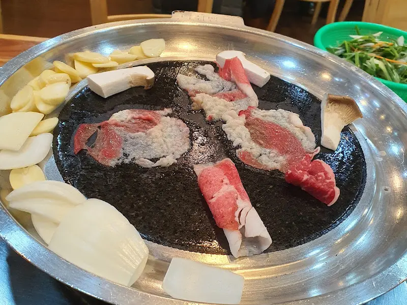 불판에 구워지는 고기