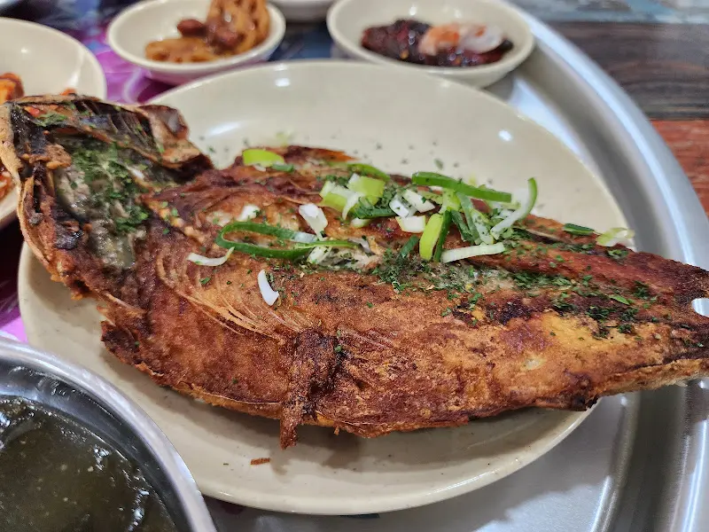 노릇하게 구워진 고등어구이