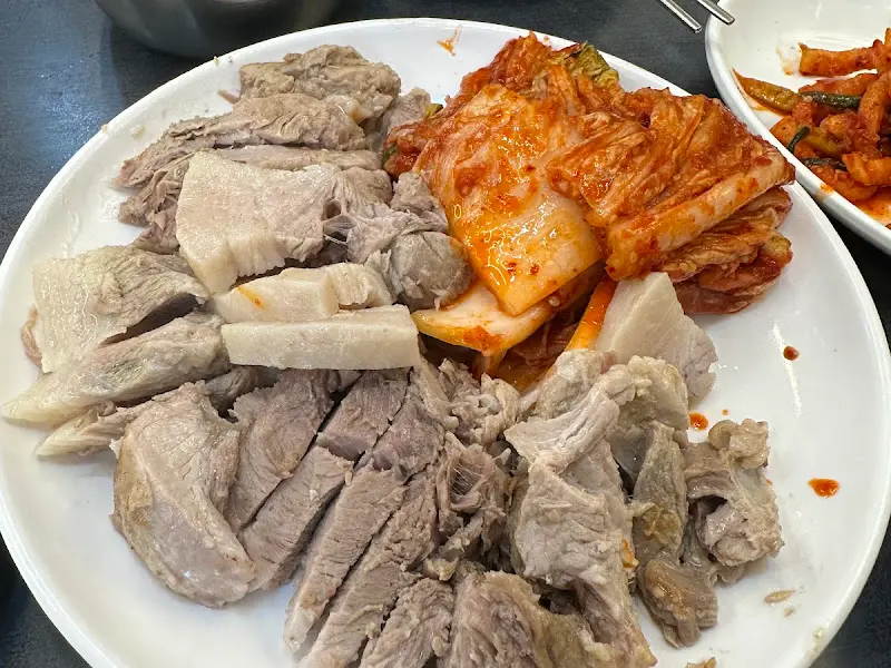 살코기와 지방의 조화가 완벽한 보쌈 한 접시