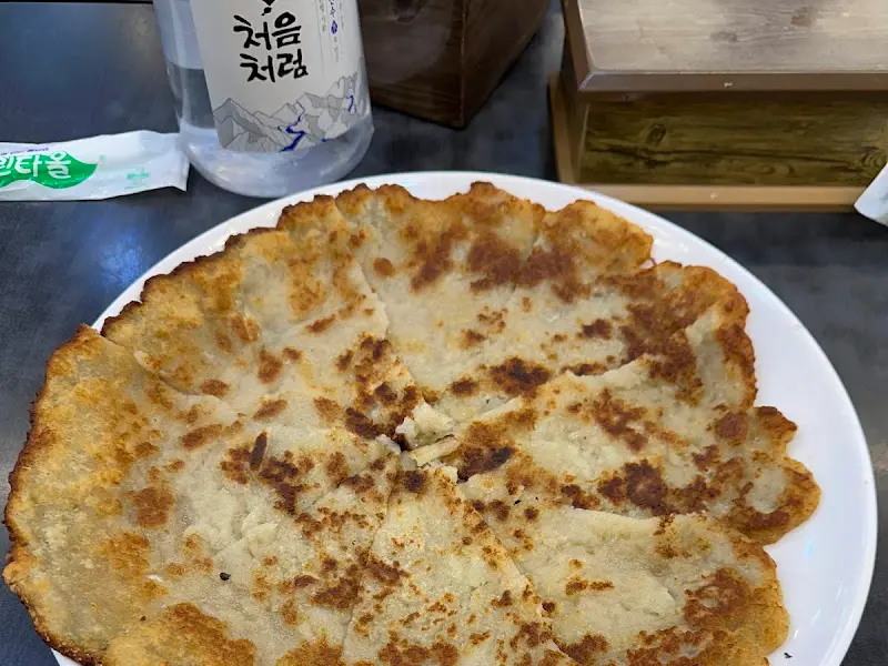 노릇노릇하게 구워진 감자전의 모습