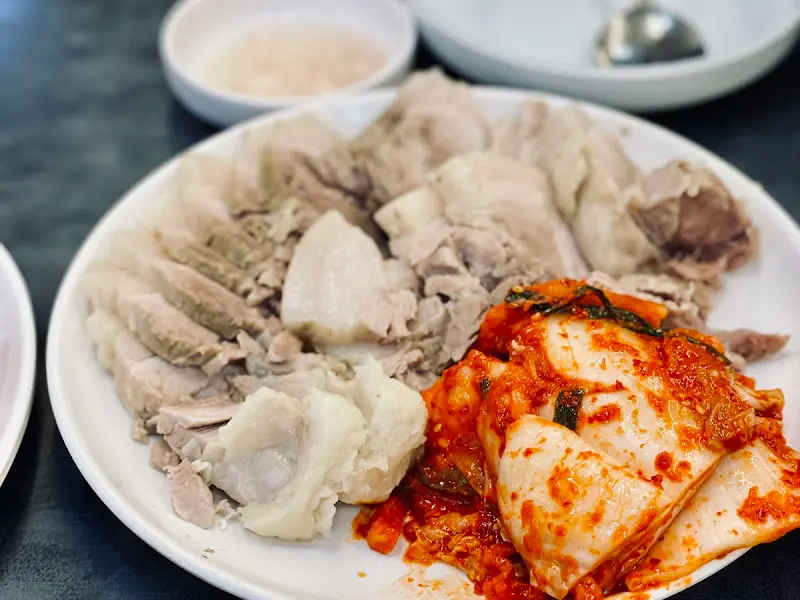 윤기가 흐르는 보쌈과 큼지막한 김치