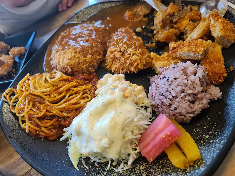 접시를 가득 채운 멘치가스와 돈까스