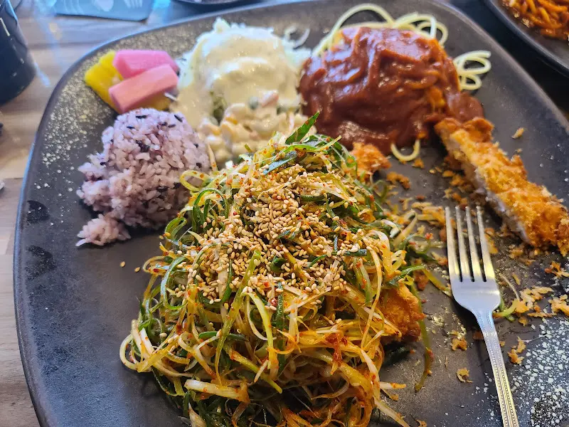 파절이가 산처럼 쌓인 파절이 돈까스