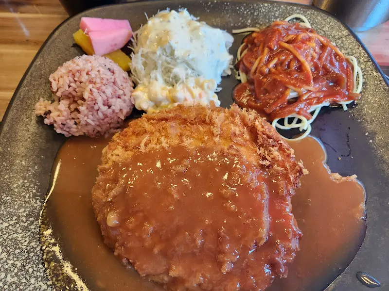 두툼한 돈까스 위에 뿌려진 소스