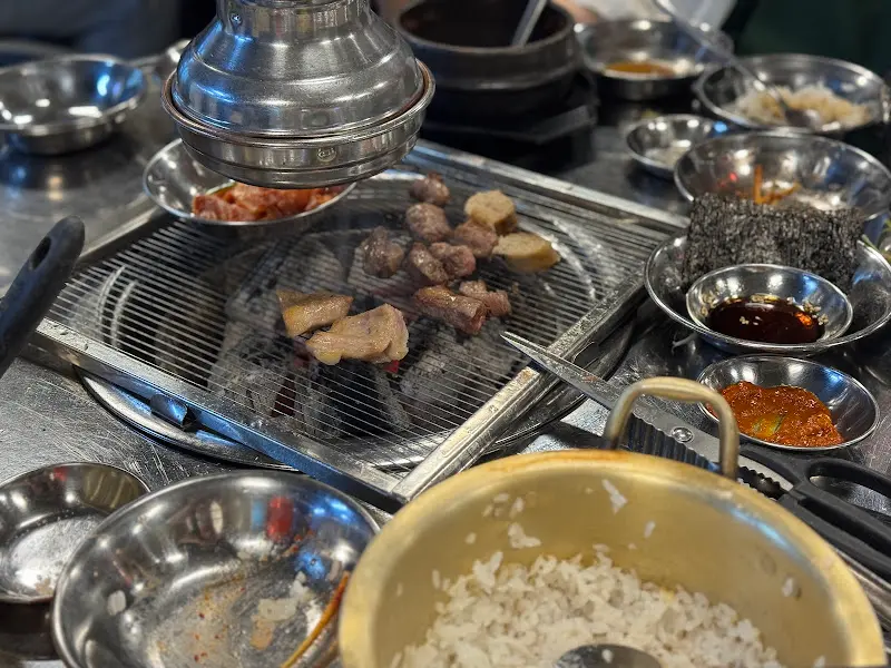 숯불 위에 구워지는 고기