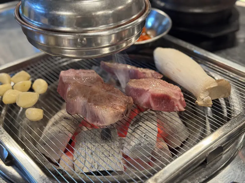 숯불 위에 구워지는 목살