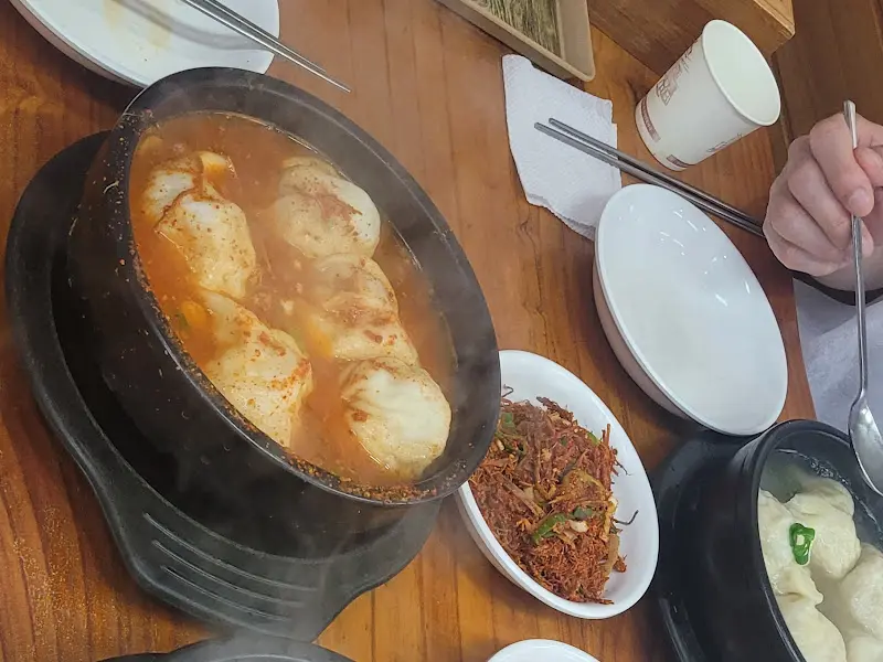 맑은 만두국과 매운 만두국