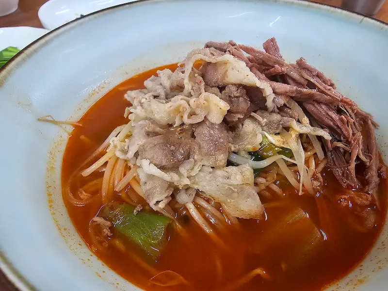 푸짐한 고기 고명