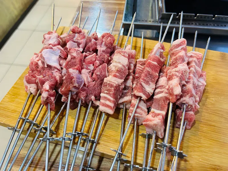 신선한 양꼬치와 양삼겹꼬치