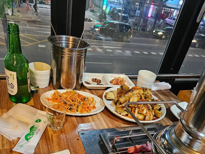 테이블 세팅과 창밖 풍경