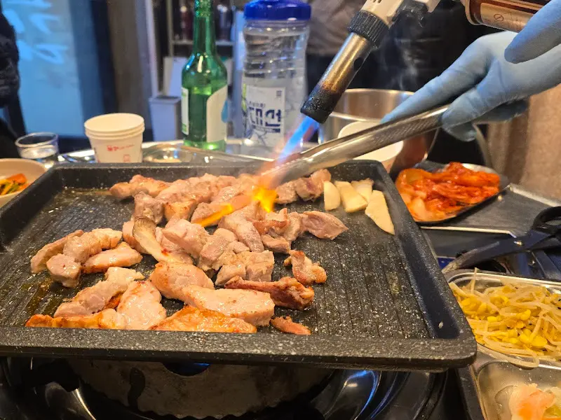 토치로 구워주는 삼겹살
