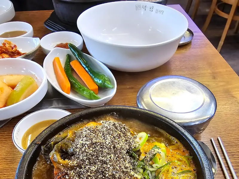 테이블 위에 놓인 감자탕