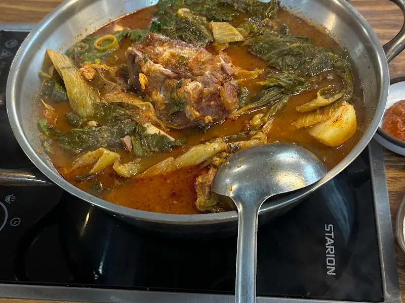 감자탕 속 푸짐한 고기