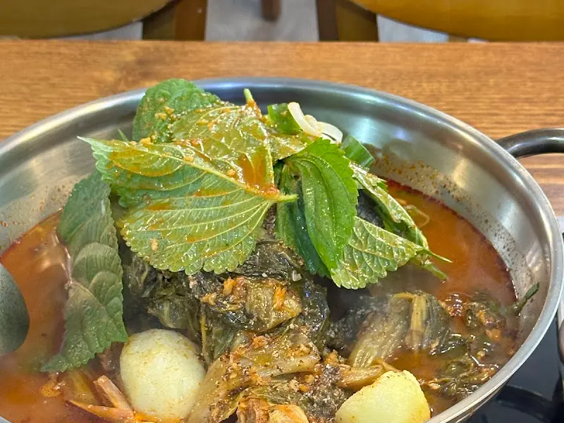 깻잎이 듬뿍 올려진 감자탕