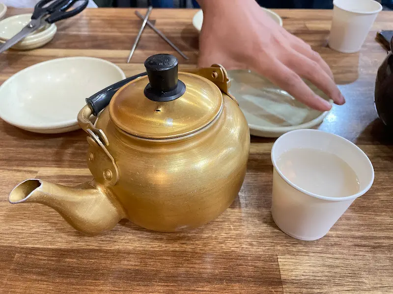 따뜻한 육수가 담긴 주전자