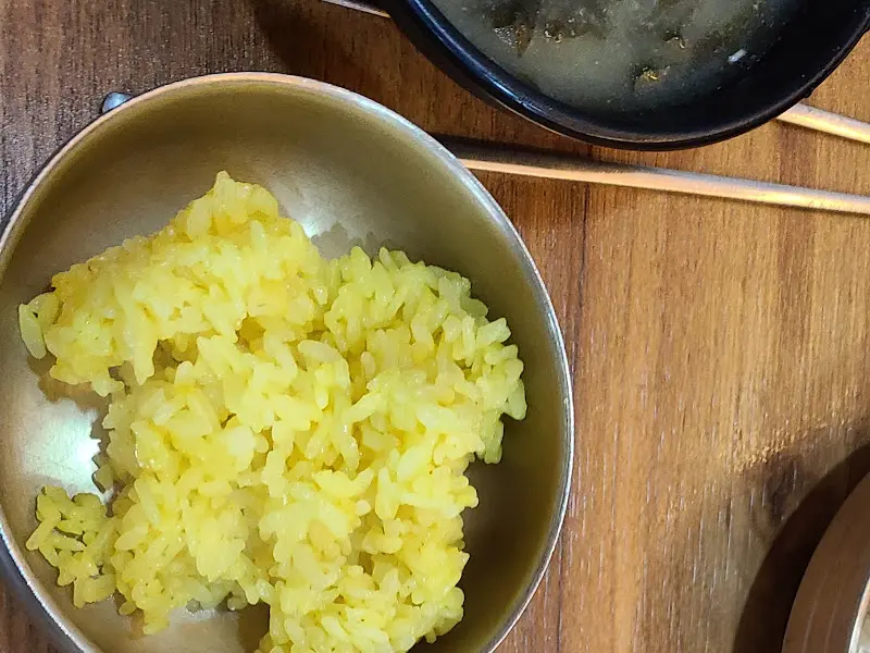 다양한 밑반찬을 즐길 수 있는 셀프바