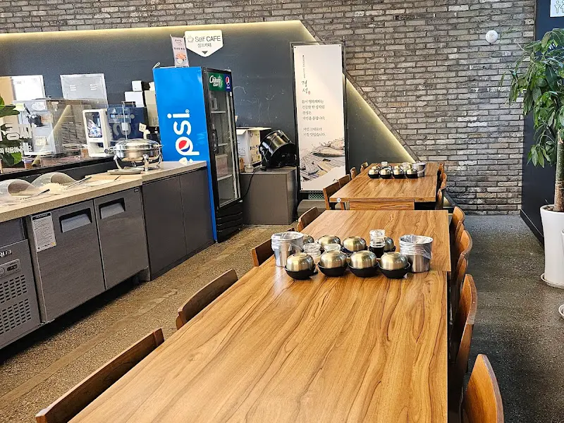 깔끔하게 정돈된 식당 내부