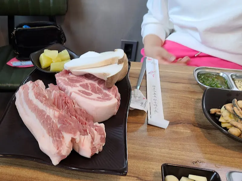 두툼한 숙성 삼겹살