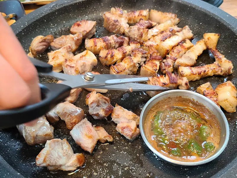 노릇하게 구워지는 삼겹살