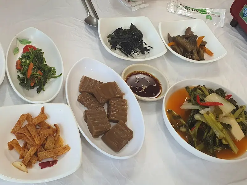 산천초목 매운탕 밑반찬