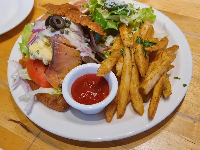 연어 샌드위치와 바삭하게 튀겨진 감자튀김