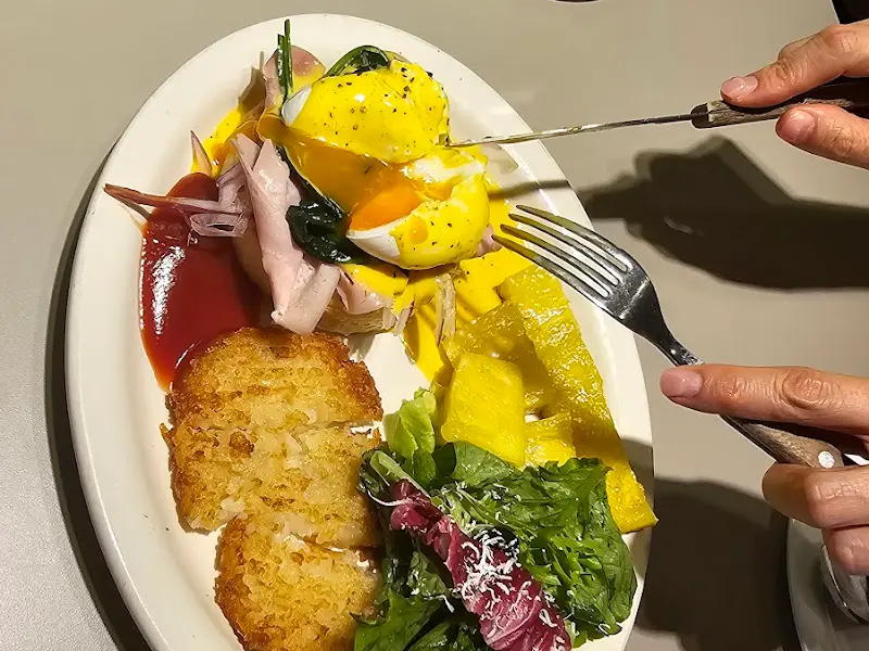 나이프와 포크로 브런치를 즐기는 모습