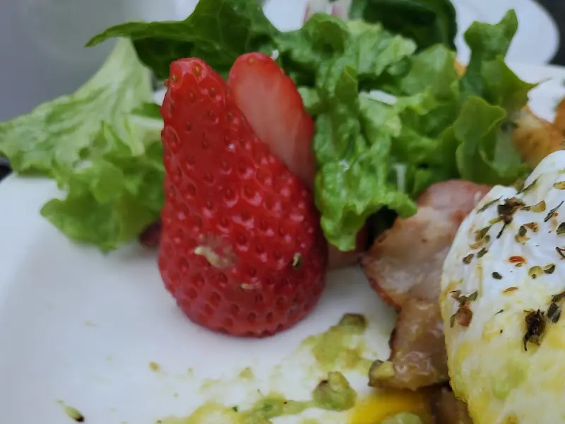 신선한 딸기가 올라간 브런치 메뉴