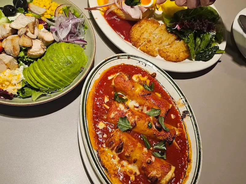 다양한 브런치 메뉴가 담긴 접시