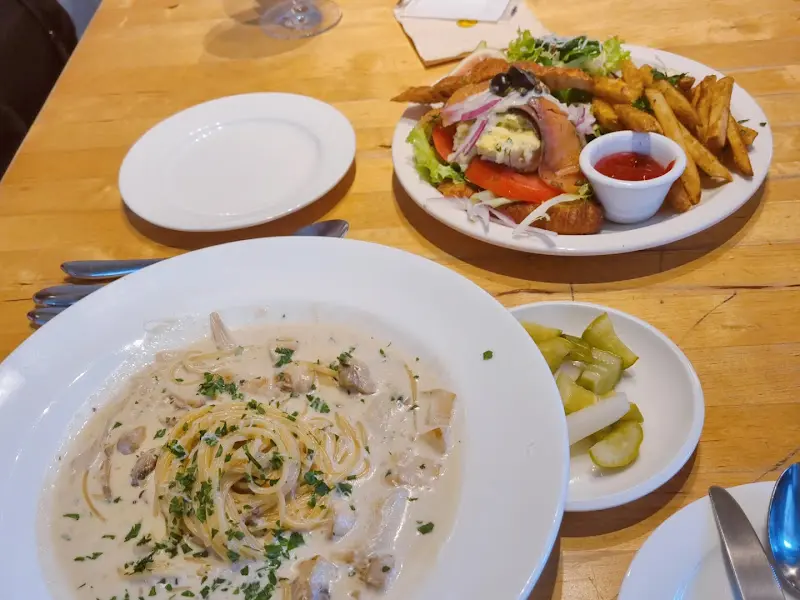 테이블 위에 놓인 브런치 메뉴들