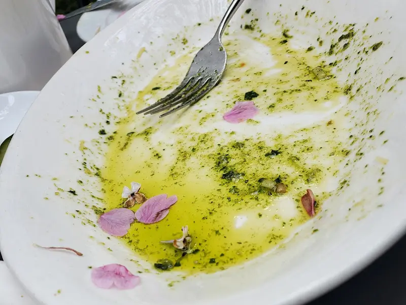 깨끗하게 비워진 파스타 접시