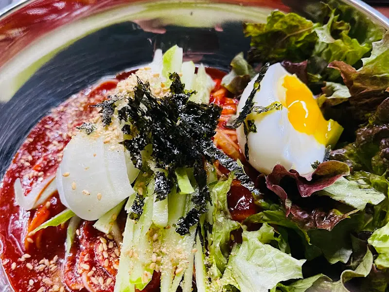 마성뒷고기의 비빔국수