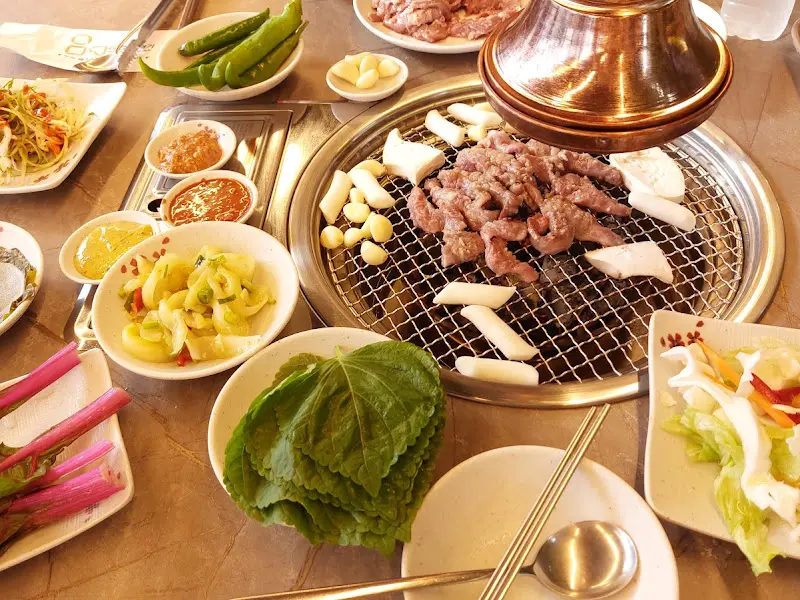 푸짐하게 차려진 갈매기살 한 상